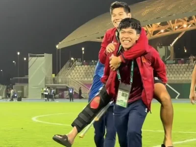 CẢM ĐỘNG: Lý Đức cõng Hiểu Minh xuống sân, khoảnh khắc ‘đốn tim’ fan U23 Việt Nam sau chiến thắng Hàn Quốc