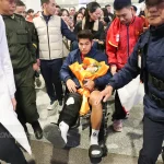 Xúc Động Khoảnh Khắc Bố Mẹ Hiểu Minh Ôm Con Trai Ngồi Xe Lăn, Lời Hứa 'Sẽ Trở Lại Mạnh Mẽ Hơn' 1