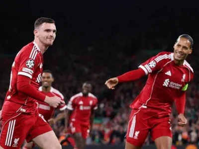 Sốc: Van Dijk tiết lộ cuộc trò chuyện với Robertson giữa tin đồn Tottenham, Liverpool đang ‘loạn’?