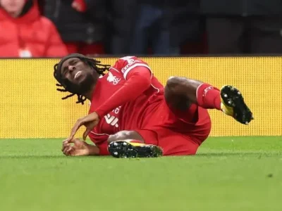 BOM TẤN: Frimpong gục ngã, Liverpool chao đảo trước thềm knock-out Champions League