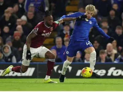 Sốc: Cựu sao Chelsea khuyên HLV Rosenior loại ngay Garnacho khỏi đội hình chính