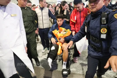 Xúc Động Khoảnh Khắc Bố Mẹ Hiểu Minh Ôm Con Trai Ngồi Xe Lăn, Lời Hứa 'Sẽ Trở Lại Mạnh Mẽ Hơn' 1