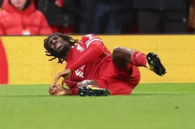 BOM TẤN: Frimpong gục ngã, Liverpool chao đảo trước thềm knock-out Champions League 1